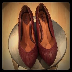 Dark red ruched pumps by Indigo by Clark’s